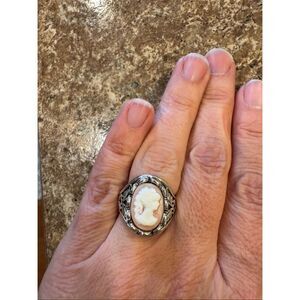 Woman’s vintage style cameo ring size 6 with jewelry storage bag